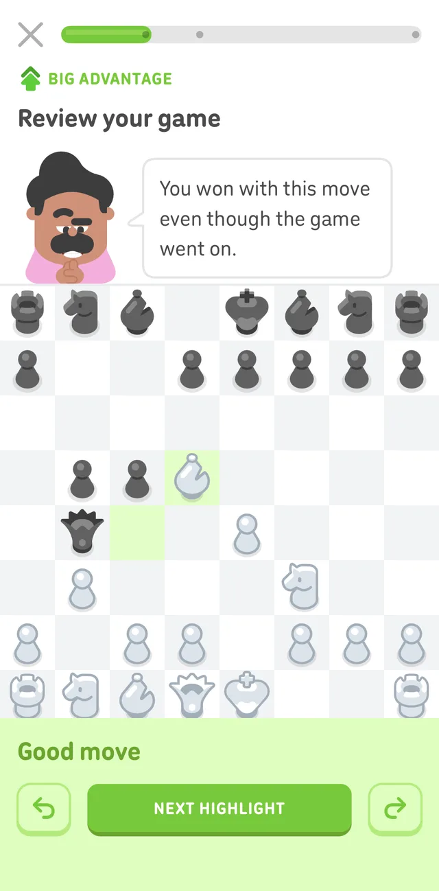 Tela de Análise de Partida do Duolingo Xadrez mostrando um destaque de Boa jogada, a barra de progresso de três pontos, e uma etiqueta de Grande Vantagem
